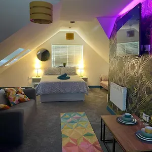  Apartment Vibrant & Modern In